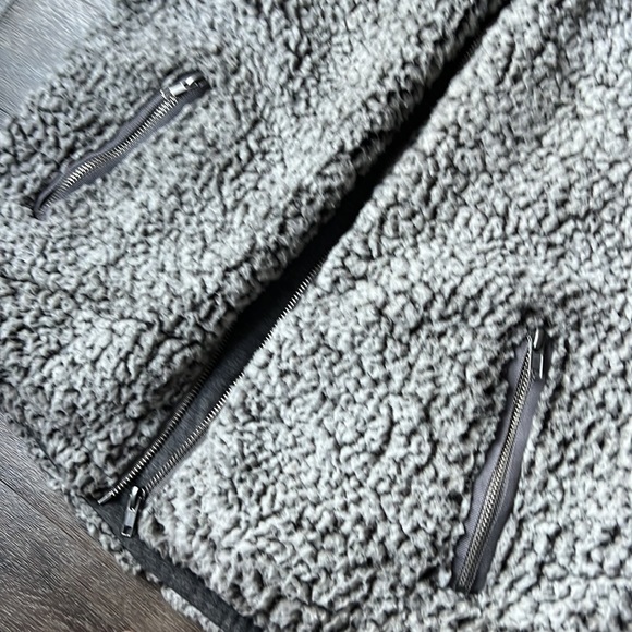 Vest - Picture 3 of 4